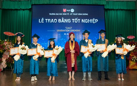 Trường Đại học Kinh tế - Kỹ thuật Bình Dương: 315 tân cử nhân nhận bằng tốt nghiệp đại học