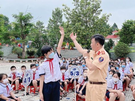 Tuyên truyền pháp luật về an toàn giao thông cho 500 học sinh