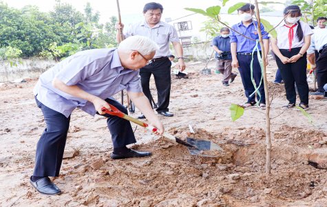 Lãnh đạo tỉnh tham gia Lễ trồng và chăm sóc cây đời đời nhớ ơn Bác Hồ