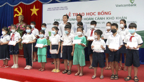 Trao 100 suất học bổng tiếp sức học sinh nghèo đến trường