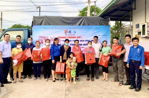 “Chuyến xe yêu thương - Tiếp sức thanh niên công nhân và lao động trẻ”