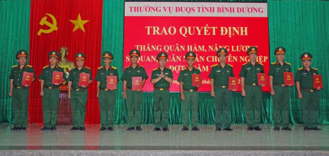 71 sĩ quan, quân nhân chuyên nghiệp được thăng quân hàm, nâng lương