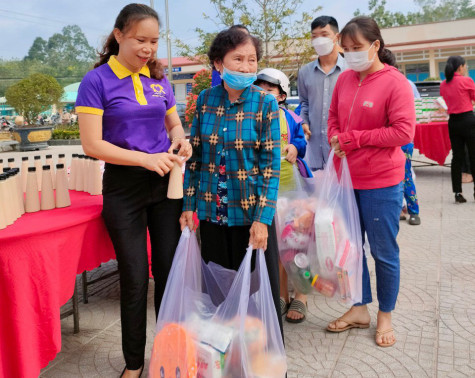 Tổ chức "Chợ nhân đạo 0 đồng” chia sẻ với người dân khó khăn