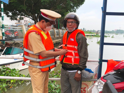 Vì sự an toàn của hành khách sang sông