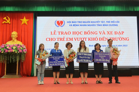 Trao tặng nhiều xe đạp và học bổng cho trẻ em vượt khó đến trường