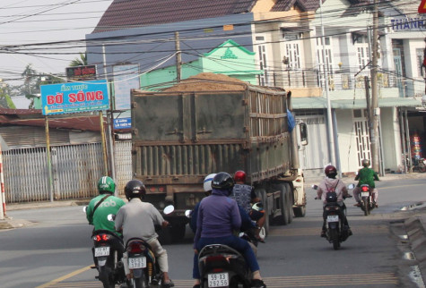 Xe chở mùn cưa không phủ bạt gây mất an toàn giao thông