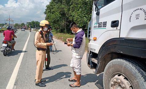 Thị xã Tân Uyên: Tăng cường xử lý phương tiện vi phạm đậu đỗ trên tuyến ĐT.747B