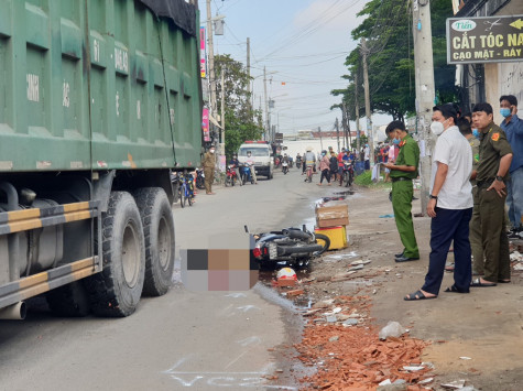 Xe ben chở chất thải cán chết người đàn ông