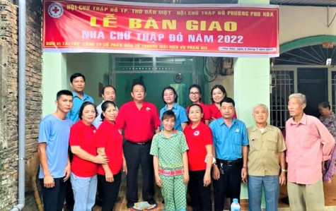 Bàn giao nhà Chữ thập đỏ cho hộ gia đình khó khăn