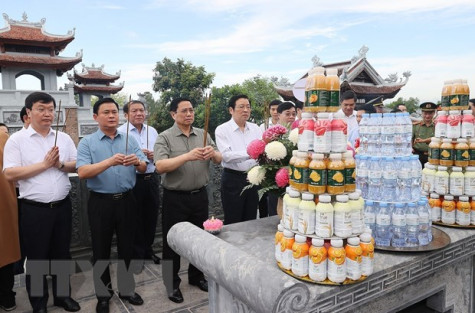 Thủ tướng tưởng niệm Chủ tịch Hồ Chí Minh và các liệt sỹ ở Nghệ An