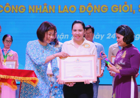 Khen thưởng đoàn viên và con công nhân vượt khó, học giỏi