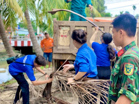 Phường Bình Nhâm: Phối hợp đơn vị kết nghĩa thực hiện bảo vệ môi trường