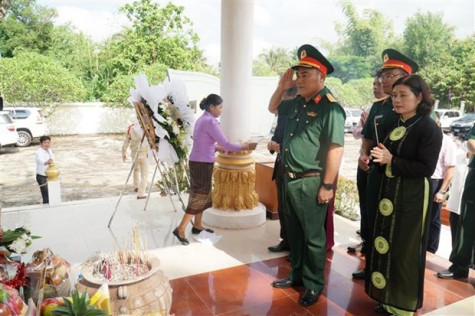 Dâng hương tưởng niệm các liệt sỹ Liên quân chiến đấu Lào-Việt