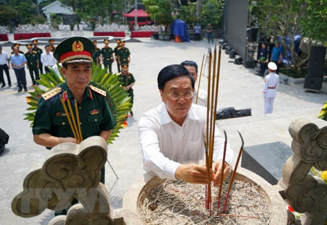 Phó Thủ tướng Phạm Bình Minh dâng hương ở Nghĩa trang Liệt sỹ Vị Xuyên