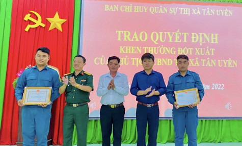 TX.Tân Uyên: Khen thưởng lực lượng dân quân thường trực tham gia bắt tội phạm