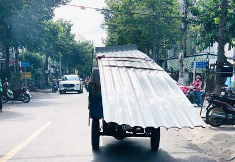 Nguy hiểm từ những tấm tôn “di động” trên phố