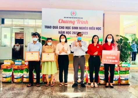 Nhiều phần quà trao tặng học sinh, người dân khó khăn