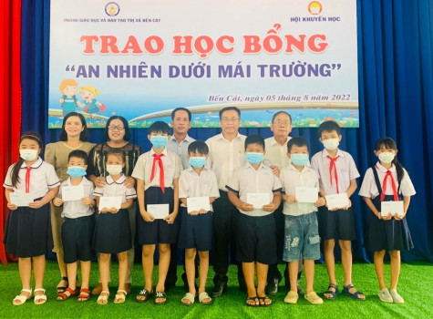 Nhà giáo - nhà thơ Lê Minh Vũ trích tiền phát hành tập thơ trao học bổng cho học sinh hiếu học