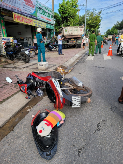 Xe ben tông hàng loạt xe máy vào giờ cao điểm giao thông