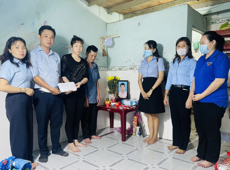 Phường An Phú thăm hỏi, hỗ trợ gần 5 triệu đồng đến gia đình bé trai bị điện giật tử vong