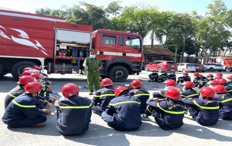 Huấn luyện nghiệp vụ chữa cháy và cứu nạn cứu hộ cho chiến sĩ nghĩa vụ quân sự