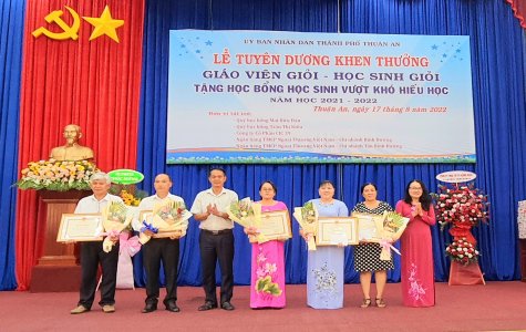 TP.Thuận An: Tuyên dương giáo viên giỏi, học sinh giỏi và tặng học bổng cho học sinh vượt khó hiếu học