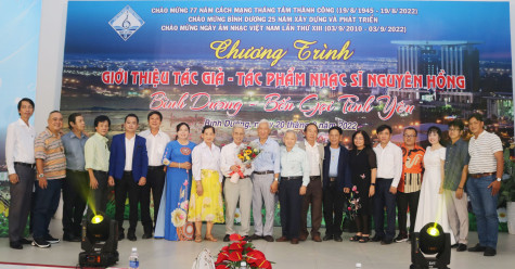 Dạt dào cảm xúc với đêm nhạc “Bình Dương - Bến gọi yêu thương”