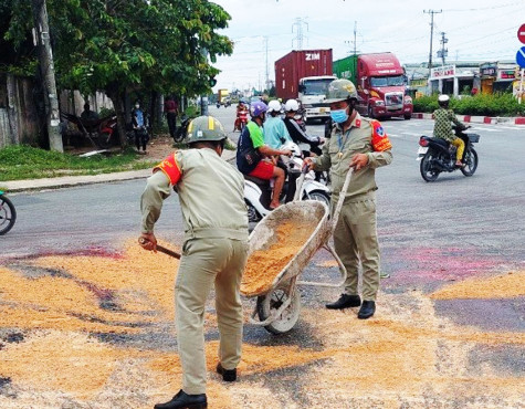 Kịp thời xử lý vết dầu, tránh xảy ra tai nạn giao thông