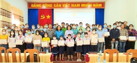 Thị xã Tân Uyên: Trao học bổng cho con đoàn viên, công nhân lao động