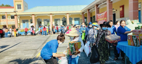 Hội Chữ thập đỏ TX.Bến Cát trao nhiều hàng hóa hỗ trợ người dân khó khăn