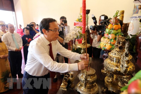 Dâng hương tưởng nhớ Chủ tịch Hồ Chí Minh và Chủ tịch Tôn Đức Thắng