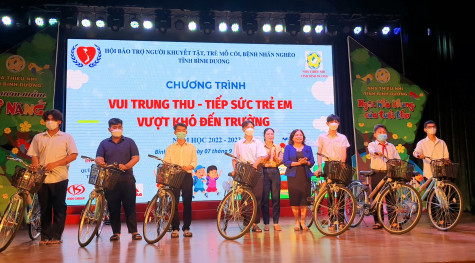 Tặng quà trung thu, xe đạp và học bổng cho học sinh vượt khó học tốt