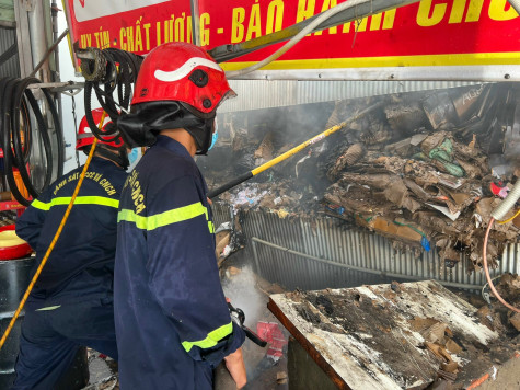 Cháy cơ sở kinh doanh phế liệu trong khu dân cư, kịp thời cứu sống một thiếu niên