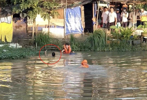 Khống chế thành công người đàn ông cầm dao có biểu hiện bất thường dưới kênh nước