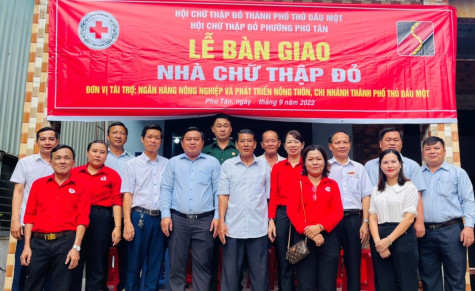 Bàn giao nhà chữ thập đỏ cho hội viên khó khăn ở phường Phú Tân