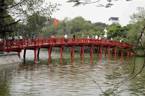 Bắc Bộ nắng ráo, từ Đà Nẵng trở vào mưa dông kéo dài nhiều ngày