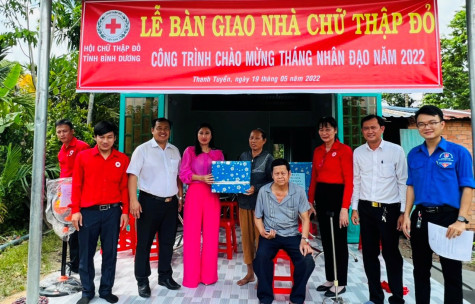 Cầu nối giúp người khó khăn vươn lên