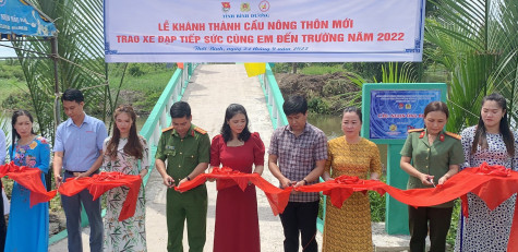 Khánh thành cầu nông thôn mới và trao xe đạp tiếp sức đến trường