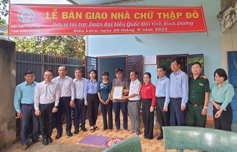 Bàn giao 2 căn nhà chữ thập đỏ cho 2 gia đình ở huyện Bắc Tân Uyên