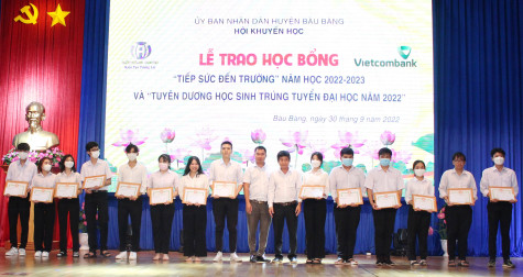 Huyện Bàu Bàng: Trao học bổng khuyến học, khuyến tài cho học sinh