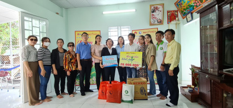 Chương trình “Ươm mầm khát vọng”: Trao hỗ trợ cho 2 bệnh nhi có hoàn cảnh khó khăn