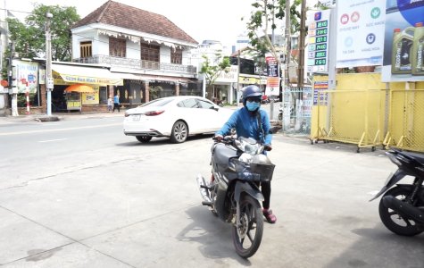 Nhiều cây xăng treo biển hết hàng, người dân phải đẩy xe đi bộ