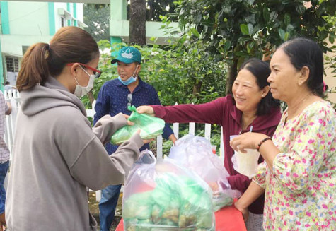 Hơn 200 suất cơm tặng người nghèo… lỡ bữa!