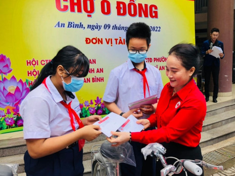 Hỗ trợ người dân đi “Chợ 0 đồng” và trao học bổng tiếp sức đến trường cho học sinh vượt khó