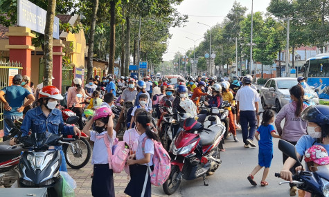 Tái diễn tình trạng ùn ứ giao thông trước cổng trường