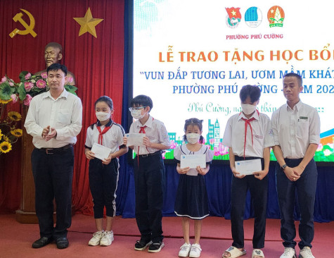 Trao học bổng “Vun đắp tương lai – Ươm mầm khát vọng năm 2022”