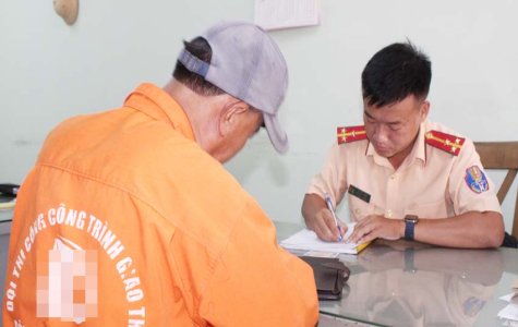 Xử phạt vi phạm hành chính 2 tài xế xe tải chở đất không phủ bạt