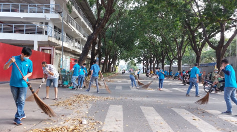 Công nhân lao động chung tay giữ gìn môi trường sống xanh - sạch - đẹp