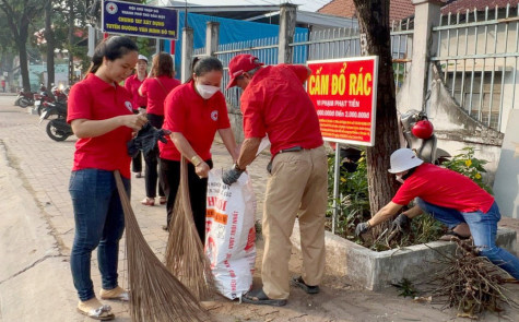 Hội Chữ thập đỏ TP.Thủ Dầu Một ra quân vệ sinh môi trường