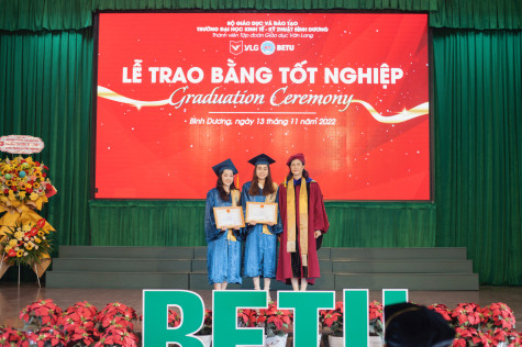 Trường Đại học Kinh tế-Kỹ thuật Bình Dương trao bằng tốt nghiệp đợt 2 năm 2022